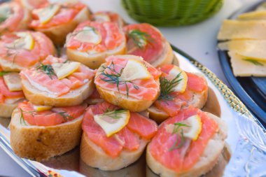 Güzel dekore edilmiş yemek sofrası farklı yemek ve aperatiflerle kurumsal noel partisi ya da düğün kutlaması için.