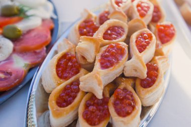 Güzel dekore edilmiş yemek sofrası farklı yemek ve aperatiflerle kurumsal noel partisi ya da düğün kutlaması için.