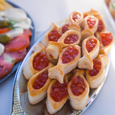 Güzel dekore edilmiş yemek sofrası farklı yemek ve aperatiflerle kurumsal noel partisi ya da düğün kutlaması için.