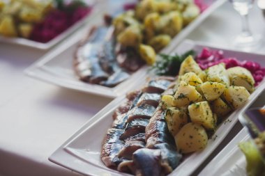 Güzel dekore edilmiş yemek sofrası farklı yemek ve aperatiflerle kurumsal noel partisi ya da düğün kutlaması için.