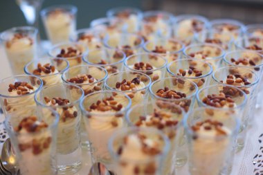 Güzel dekore edilmiş yemek sofrası farklı yemek ve aperatiflerle kurumsal noel partisi ya da düğün kutlaması için.