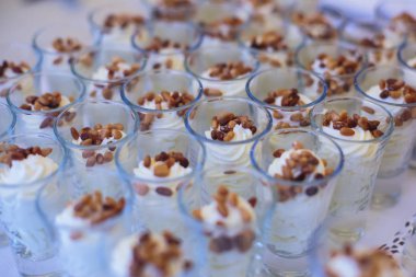 Güzel dekore edilmiş yemek sofrası farklı yemek ve aperatiflerle kurumsal noel partisi ya da düğün kutlaması için.