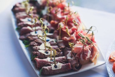 Güzel dekore edilmiş yemek sofrası farklı yemek ve aperatiflerle kurumsal noel partisi ya da düğün kutlaması için.