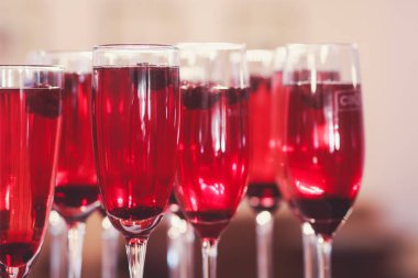 Güzel dekore edilmiş yemek sofrası farklı yemek ve aperatiflerle kurumsal noel partisi ya da düğün kutlaması için.