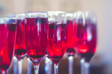 Güzel dekore edilmiş yemek sofrası farklı yemek ve aperatiflerle kurumsal noel partisi ya da düğün kutlaması için.