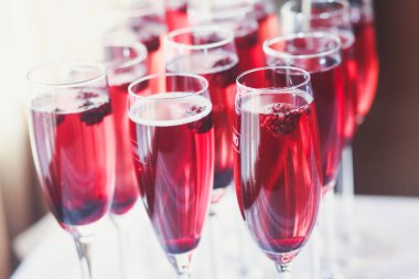 Güzel dekore edilmiş yemek sofrası farklı yemek ve aperatiflerle kurumsal noel partisi ya da düğün kutlaması için.