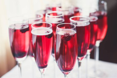 Güzel dekore edilmiş yemek sofrası farklı yemek ve aperatiflerle kurumsal noel partisi ya da düğün kutlaması için.