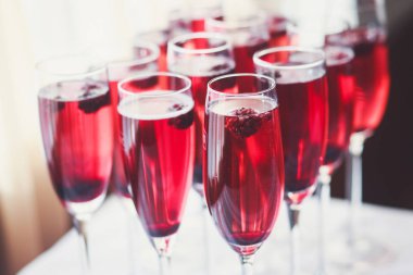 Güzel dekore edilmiş yemek sofrası farklı yemek ve aperatiflerle kurumsal noel partisi ya da düğün kutlaması için.