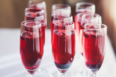 Güzel dekore edilmiş yemek sofrası farklı yemek ve aperatiflerle kurumsal noel partisi ya da düğün kutlaması için.