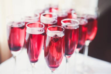 Güzel dekore edilmiş yemek sofrası farklı yemek ve aperatiflerle kurumsal noel partisi ya da düğün kutlaması için.