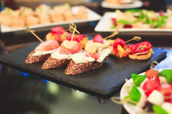Güzel dekore edilmiş yemek sofrası farklı yemek ve aperatiflerle kurumsal noel partisi ya da düğün kutlaması için. — Stok fotoğraf