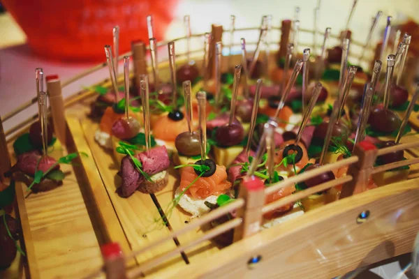 Pięknie urządzony stół bankietowy cateringowy z różnymi przekąskami i przystawkami na firmowej imprezie świątecznej lub uroczystości ślubnej — Zdjęcie stockowe