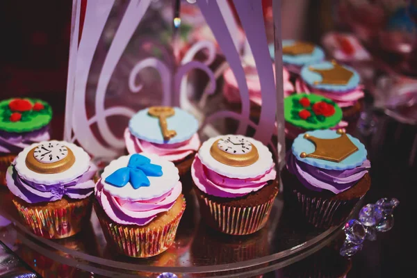 Mesa de banquete de catering lindamente decorada com diferentes lanches e aperitivos de alimentos no evento corporativo de festa de aniversário de Natal ou celebração de casamento — Fotografia de Stock