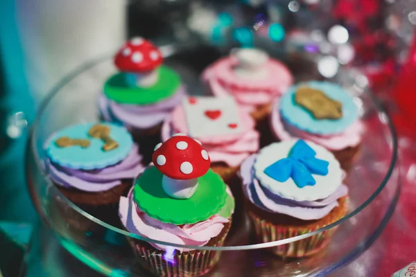 Mesa de banquete de catering lindamente decorada com diferentes lanches e aperitivos de alimentos no evento corporativo de festa de aniversário de Natal ou celebração de casamento — Fotografia de Stock