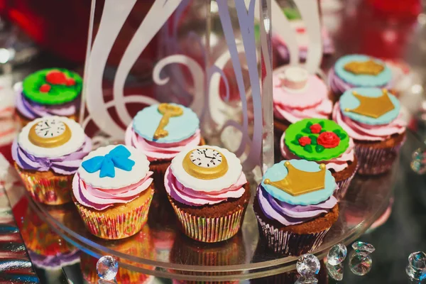 Mesa de banquete de catering lindamente decorada com diferentes lanches e aperitivos de alimentos no evento corporativo de festa de aniversário de Natal ou celebração de casamento — Fotografia de Stock