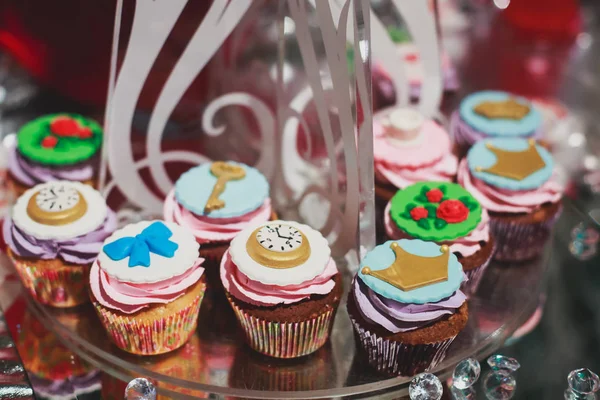 Mesa de banquete de catering lindamente decorada com diferentes lanches e aperitivos de alimentos no evento corporativo de festa de aniversário de Natal ou celebração de casamento — Fotografia de Stock