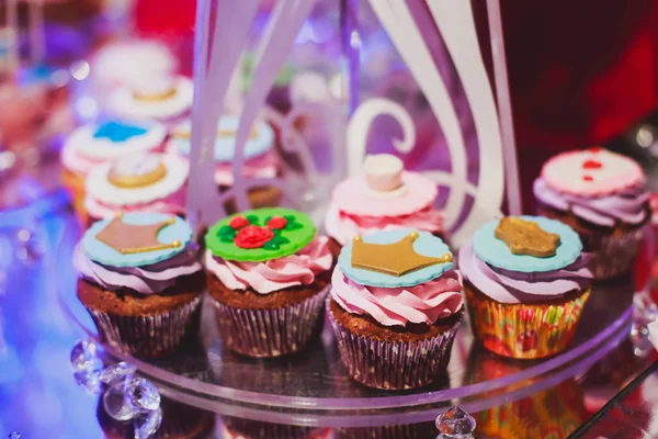 Mesa de banquete de catering lindamente decorada com diferentes lanches e aperitivos de alimentos no evento corporativo de festa de aniversário de Natal ou celebração de casamento — Fotografia de Stock