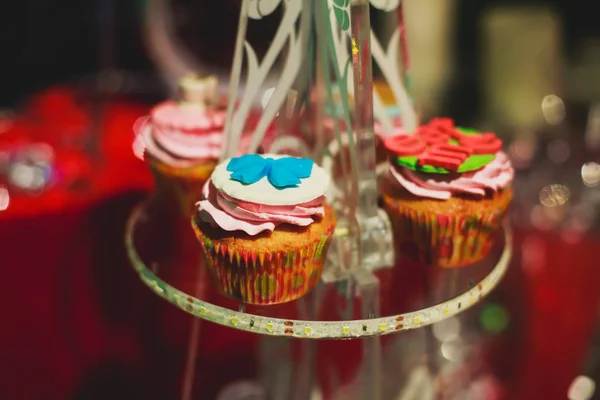 企業のクリスマスの誕生日パーティーイベントや結婚式のお祝いに異なる食品スナックや前菜と美しく装飾されたケータリングバンケットテーブル — ストック写真