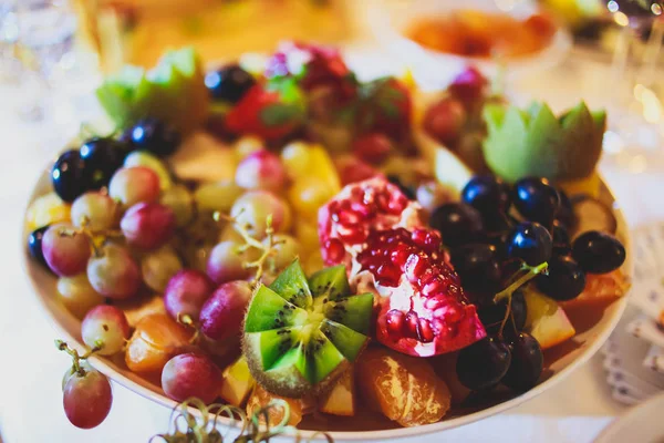 Mesa de banquete de catering bellamente decorada con diferentes aperitivos y aperitivos en el evento de fiesta de cumpleaños de Navidad corporativa o celebración de la boda —  Fotos de Stock