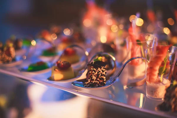 회사 크리스마스 축하 행사나 결혼 축하 행사에 다양 한 음식 스낵과 에피 타이저를 곁들인 아름답게 장식 된 연회 식탁 — 스톡 사진