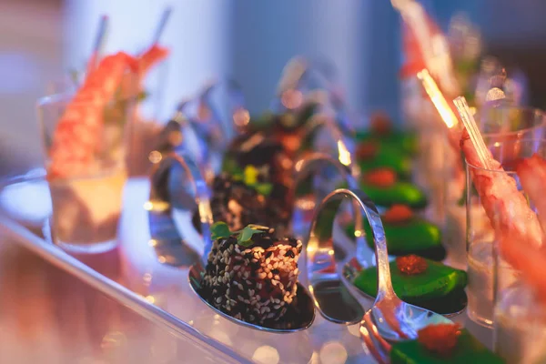 Schön dekorierter Catering-Banketttisch mit verschiedenen Snacks und Vorspeisen auf Firmengeburtstagsfeier oder Hochzeitsfeier — Stockfoto