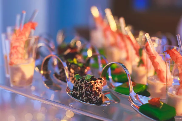 Mesa de banquete de catering bellamente decorada con diferentes aperitivos y aperitivos en el evento de fiesta de cumpleaños de Navidad corporativa o celebración de la boda —  Fotos de Stock