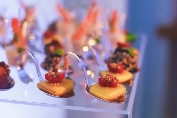 Mesa de banquete de catering lindamente decorada com diferentes lanches e aperitivos de alimentos no evento corporativo de festa de aniversário de Natal ou celebração de casamento — Fotografia de Stock