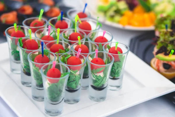 Mesa de banquete de catering bellamente decorada con diferentes aperitivos y aperitivos en el evento de fiesta de cumpleaños de Navidad corporativa o celebración de la boda —  Fotos de Stock