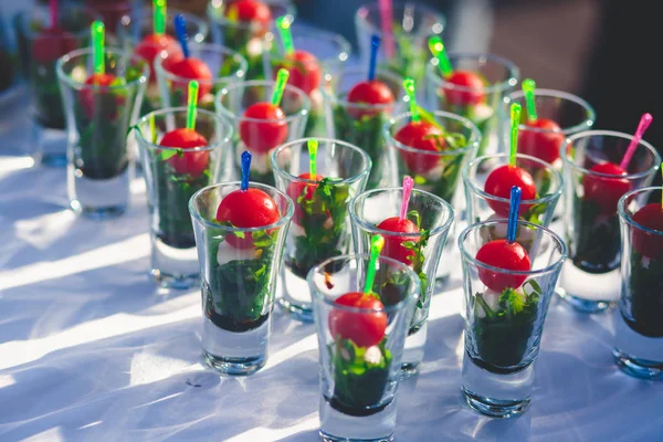 Mesa de banquete de catering lindamente decorada com diferentes lanches e aperitivos de alimentos no evento corporativo de festa de aniversário de Natal ou celebração de casamento — Fotografia de Stock