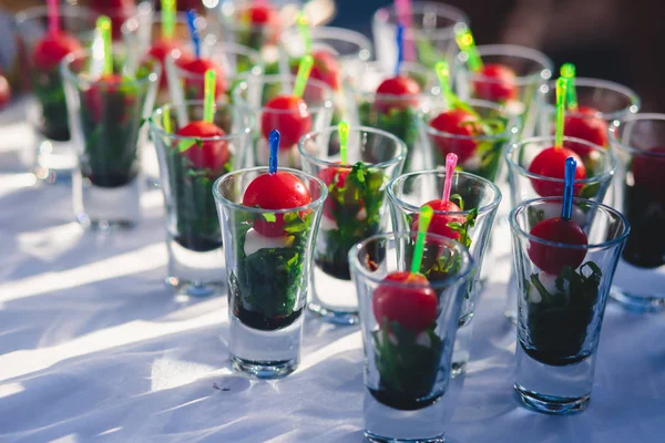 Beautifully decorated catering banquet table with different food snacks and appetizers on corporate christmas birthday party event or wedding celebration — Stock Photo, Image