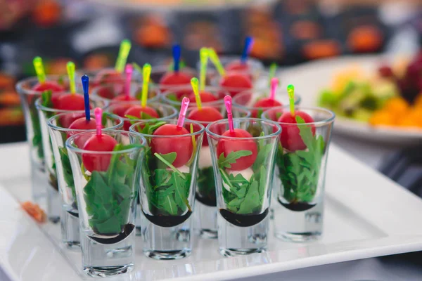 Lüks yemek Ziyafet tablo siyah ve kırmızı havyar ve farklı gıda snacks bir kurumsal Noel doğum günü partisi olay ya da düğün kutlama ile dekore edilmiş