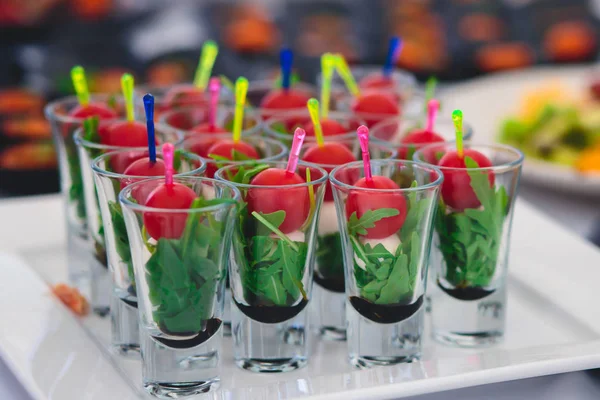 Maravilhosamente luxo decorado mesa de banquete de catering com caviar preto e vermelho e diferentes lanches de comida em um evento de festa de aniversário de Natal corporativo ou celebração do casamento — Fotografia de Stock