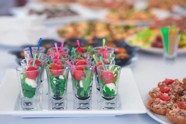 Mesa de banquete de catering bellamente decorada de lujo con caviar negro y rojo y diferentes bocadillos de comida en un evento corporativo de fiesta de cumpleaños o celebración de la boda —  Fotos de Stock