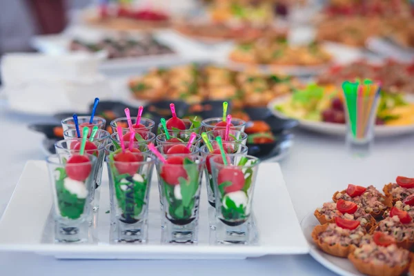 Beautifully luxury decorated catering banquet table with black and red caviar and different food snacks on a corporate christmas birthday party event or wedding celebration — Stock Photo, Image