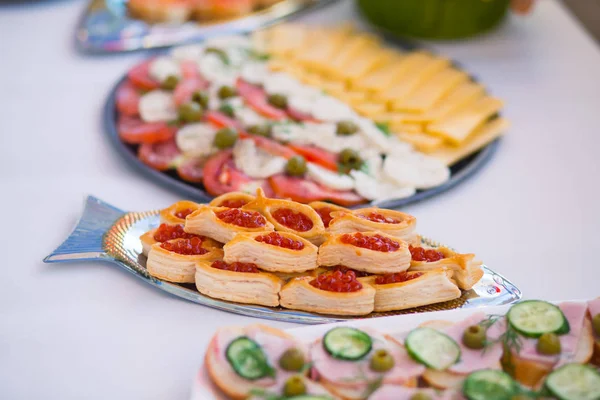 Table de banquet traiteur joliment décorée avec différentes collations et apéritifs alimentaires sur l'événement de fête d'anniversaire de Noël d'entreprise ou la célébration de mariage — Photo