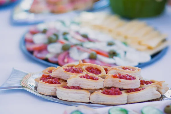 Mesa de banquete de catering lindamente decorada com diferentes lanches e aperitivos de alimentos no evento corporativo de festa de aniversário de Natal ou celebração de casamento — Fotografia de Stock