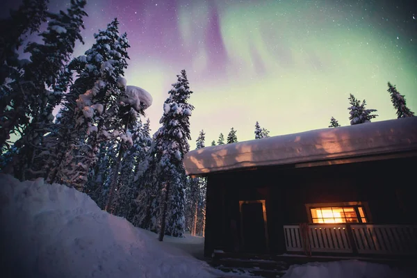 美丽的图画的大规模五彩绿色充满活力的北极光，极光，也知道作为北极光在夜空中拉普兰景观，挪威、 斯堪的那维亚越冬 — 图库照片