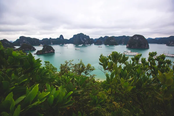 Bela vista da Baía de Halong, Vietnã, Patrimônio Mundial da UNESCO, vista panorâmica das ilhas, Sudeste Asiático — Fotografia de Stock