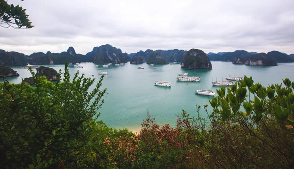 Bela vista da Baía de Halong, Vietnã, Patrimônio Mundial da UNESCO, vista panorâmica das ilhas, Sudeste Asiático — Fotografia de Stock