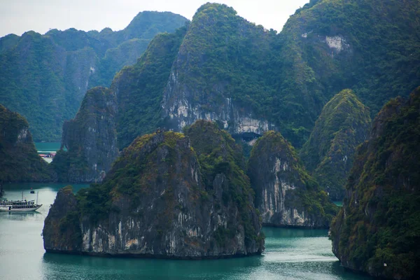 Bela vista da Baía de Halong, Vietnã, Patrimônio Mundial da UNESCO, vista panorâmica das ilhas, Sudeste Asiático — Fotografia de Stock