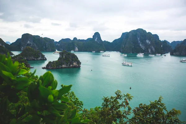 Bela vista da Baía de Halong, Vietnã, Patrimônio Mundial da UNESCO, vista panorâmica das ilhas, Sudeste Asiático — Fotografia de Stock