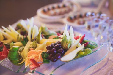 Tablo farklı yemek aperatifler ve mezeler sandviç, havyar, kurumsal Noel doğum günü partisi olay veya düğün kutlama taze meyve ile hazırlanan yemek Ziyafet dekore edilmiş