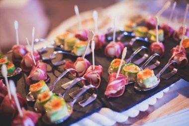 Tablo farklı yemek aperatifler ve mezeler sandviç, havyar, kurumsal Noel doğum günü partisi olay veya düğün kutlama taze meyve ile hazırlanan yemek Ziyafet dekore edilmiş
