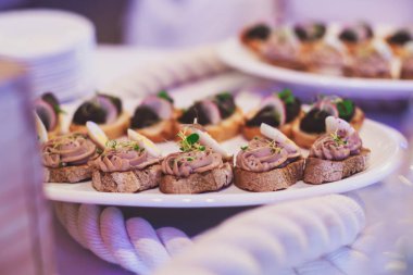 Tablo farklı yemek aperatifler ve mezeler sandviç, havyar, kurumsal Noel doğum günü partisi olay veya düğün kutlama taze meyve ile hazırlanan yemek Ziyafet dekore edilmiş