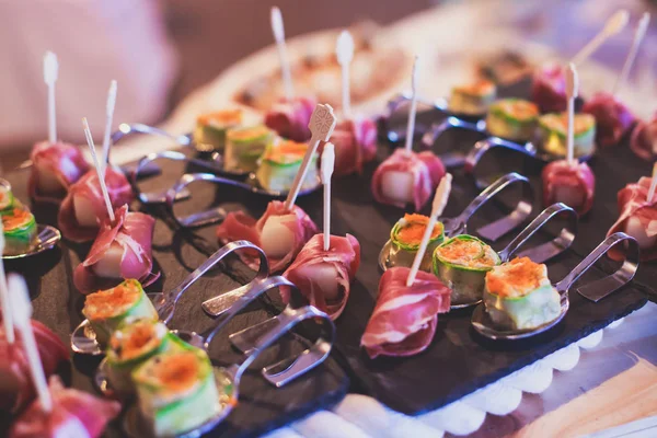 Mesa de banquete de catering bellamente decorada con diferentes aperitivos y aperitivos con sándwich, caviar, frutas frescas en el evento de fiesta de cumpleaños de Navidad corporativa o celebración de la boda —  Fotos de Stock