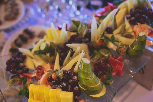 Красиво оформленный банкетный стол с разнообразными закусками и закусками с бутербродами, икрой, свежими фруктами на корпоративном рождественском празднике или свадебном торжестве — стоковое фото