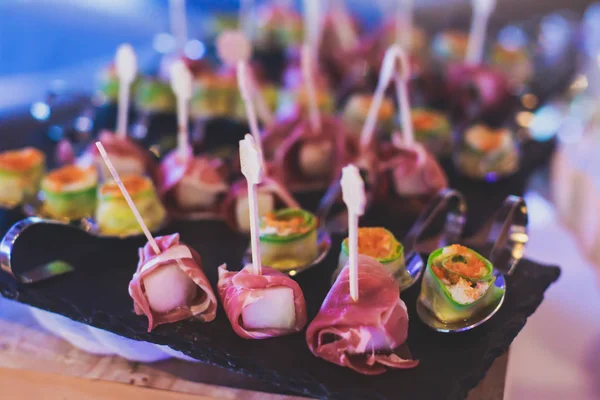 Mesa de banquete de catering bellamente decorada con diferentes aperitivos y aperitivos con sándwich, caviar, frutas frescas en el evento de fiesta de cumpleaños de Navidad corporativa o celebración de la boda —  Fotos de Stock