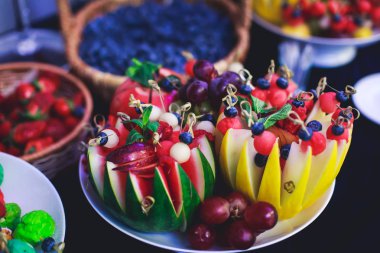 Güzel yemek Ziyafet tablo farklı yemek aperatifler ve meze şirket parti olay veya düğün kutlama ile dekore edilmiş