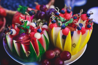 Güzel yemek Ziyafet tablo farklı yemek aperatifler ve meze şirket parti olay veya düğün kutlama ile dekore edilmiş