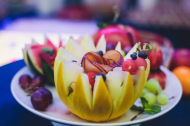 Güzel yemek Ziyafet tablo farklı yemek aperatifler ve meze şirket parti olay veya düğün kutlama ile dekore edilmiş